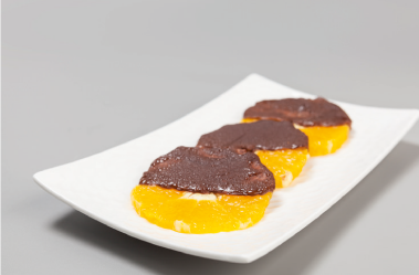 plato con rodajas de naranja cubiertas de chocolate